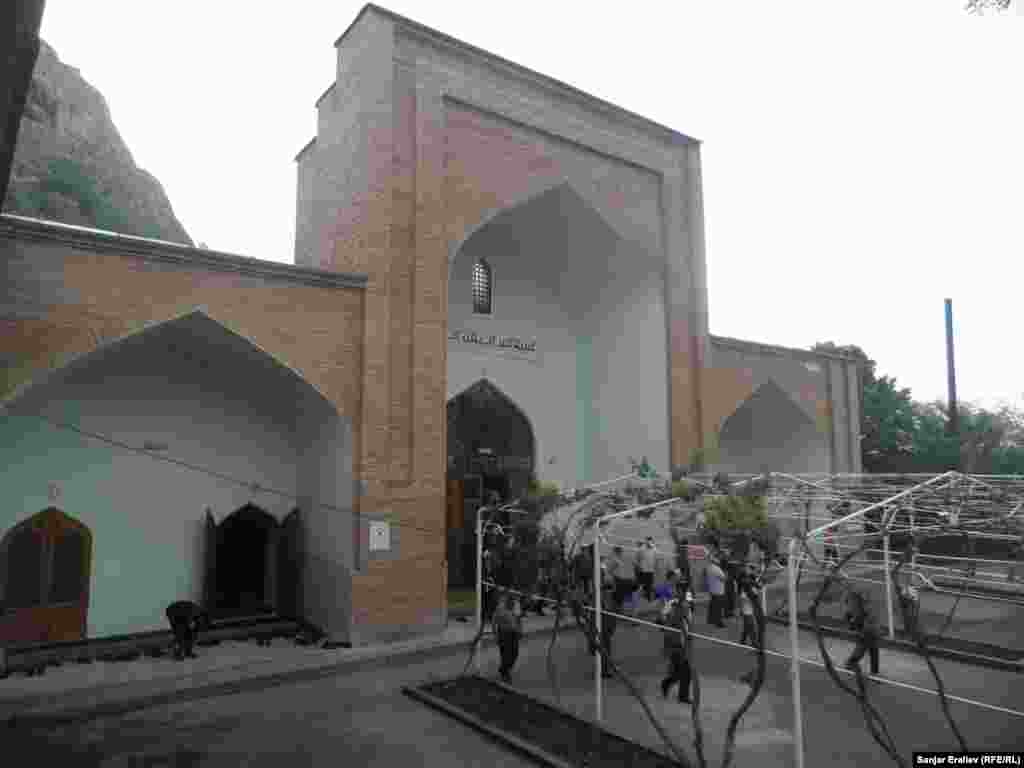 Кыргызстан. Старинная мечеть в Оше.