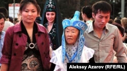 Актриса Турахан Сыдыкова (в центре), сыгравшая роль Эне в фильме "Келин", идет по красной дорожке кинофестиваля "Евразия". Алматы, 17 сентября 2012 года.                   