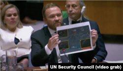 Маргус Цахна, очільник МЗС Естонії, демонструє Радбезу ООН докази порушення авіапростору Естонії російськими винищувачами. 22 вересня 2025 року, Нью-Йорк, США, скриншот із трансляції засідання Радбезу ООН