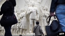 Барельєф зі Сталіним у московському метро