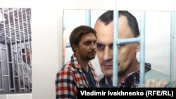 Антон Наумлюк на тлі фотографії Миколи Карпюка. Київ, 14 червня 2016 року