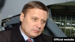 Костромской государственный университет не разрешил бывшему главе правительства России прочитать лекцию по экономике. Оказавшееся свободным время лидер НДС решил посвятить экскурсии в самую большую в Европе ферму лосей