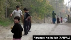 Исфаранын кинотеатр да, интернет-кафе же ири дүкөнү да жок айылында балдар көчөдө гана ойной алышат