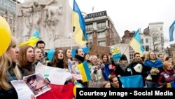 Одна із акцій, організованих у Нідерландах, на підтримку України (фото у Facebook Жені Айзенберга, датоване груднем 2013 року) 