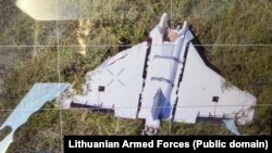Фота знойдзенага на палігоне ў Гайжунах дрона. Мяркуецца, гэта той самы апарат, які заляцеў у Літву зь Беларусі 28 ліпеня