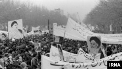 «Şah devriləndə onu dini rejim əvəzlədi»   