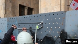 Ցուցարարները փորձում են հեռացնել Վրաստանի խորհրդարանի շենքի մոտ տեղադրված արգելապատնեշը, 14-ը մայիսի, 2024թ.