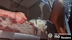 Тіло вбитого водія у вантажівці на місці російського ракетного удару росії неподалік Одеси, Україна, 10 квітня 2024 року