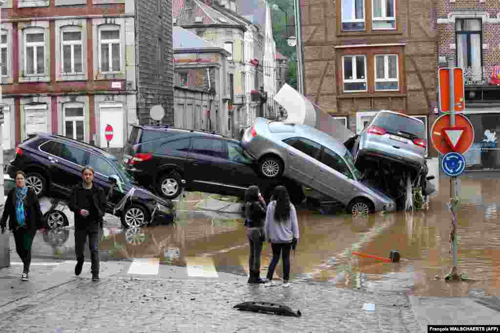 Кольцевая развязка в бельгийском городе Вервье после проливных дождей и наводнений, обрушившихся на Западную Европу, 15 июля 2021 года