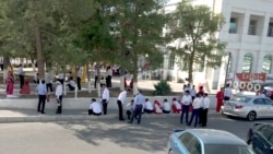 Mekdep mugallymlary täze düzgünlerden şikaýat edýär