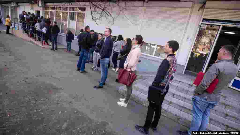 Черга до державного реєстру виборців у Шевченківському району Києва для зміни місця голосування у другому турі президентських виборів. Шевченківський район міста Києва, 10 квітня 2019 року