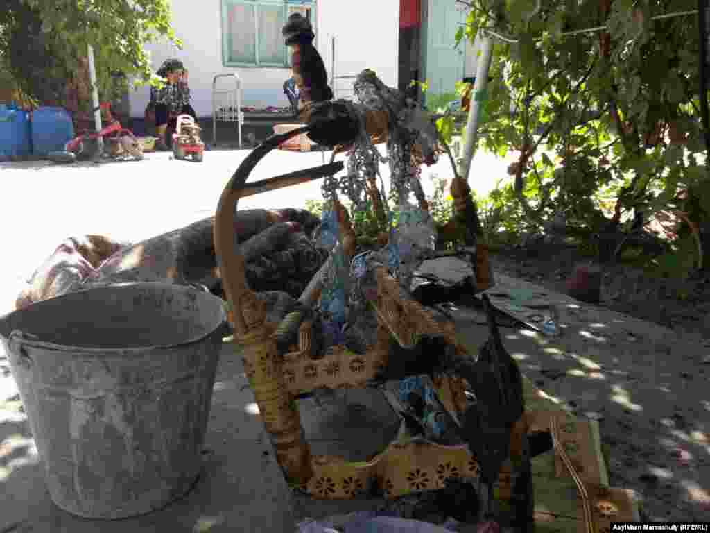 Следы погрома во дворе.