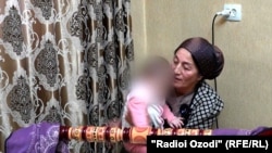 Ruhşonanyň ejesi Maksuda Şaropowa agtygyny sallançakda ýatyrýar.