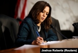 АКШнын вице-президенти болуп шайланган Камала Харрис айым. Мында ал Сенаттын чалгын иштери комитетинде суроолорго сенатор катары жооп берүүдө. 2017-жылдын 21-июну.