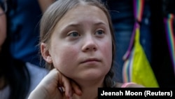 У профілі свого твітер-акаунта, де користувачі зазвичай вказують інформацію про себе, вона написала: «добрий, але погано поінформований підліток». Це пряме відсилання до слів Путіна