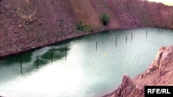 Атомное озеро, образовавшееся в результате ядерного испытания. Восточно-Казахстанская область, август 2009 года.