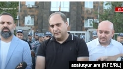 Փաստաբան Արա Զոհրաբյանը դատարանի բակում, 28-ը հունիսի, 2025թ. 