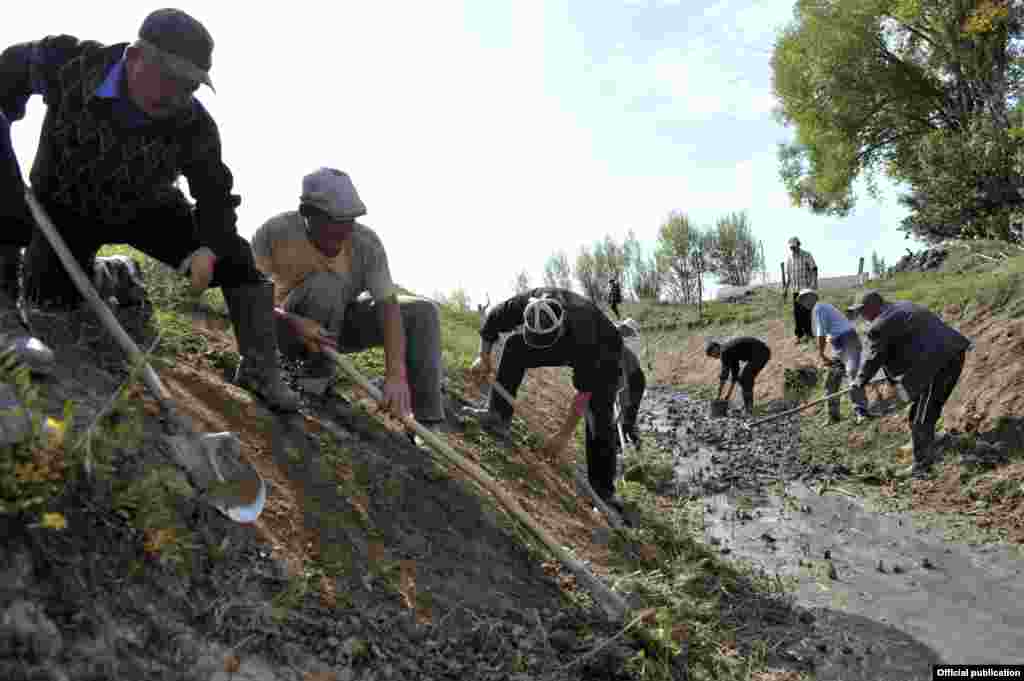 В результате была проведена очистка 3300 км коллекторно-дренажной системы