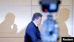 Янукович после пресс-конференции в Ростове-на-Дону, 2014