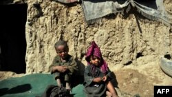 آرشیف، دو طفل بیجا شده داخلی در یکی از کمپ ها در شهر کابل