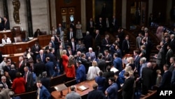 Члени Конгресу США голосують за податковий законопроєкт президента США Дональда Трампа на засіданні Палати представників, 3 липня 2025 року