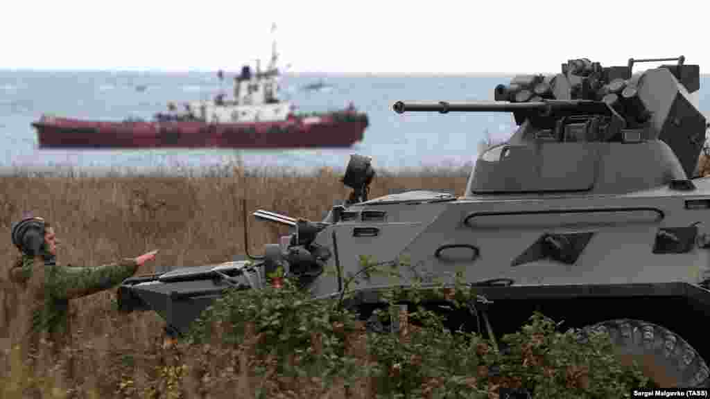 Російські військові з підрозділу морської військової поліції провели в Козачій бухті Севастополя навчання з відбиття нападу умовної диверсійної групи. Після анексії Криму в 2014 році Росія проводить регулярні військові навчання на півострові. У Генштабі України дії російських військових у Криму називають незаконними
