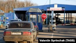 Машини перед пунктом пропуску з окупованих районів Донецької області до Росії, 19 березня 2020 року