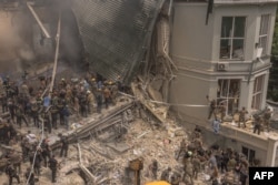 Рятувальники, лікарі, військові і цивільні розбирають завали в дитячій лікарні 8 липня