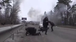 Ուկրաինայի Իրպեն քաղաքի ռմբակոծության ընթացքում խաղաղ բնակիչները փախչում են շրջանից