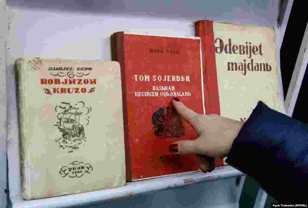 &laquo;Интересная выставка, это ведь история нашего языка, &ndash; делится впечатлениями одна из посетительниц выставки по имени Алия. &ndash; Но мне кажется, что первоначальный алфавит на латинице всё-таки был недоработан. Смотрите сами, почему на обложке написано: &quot;МARK TBEN&quot;? Как это должно произноситься &ndash; &quot;ТБЕН&quot;?&raquo;&nbsp;