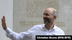 Ռոբերտ Մեյլին, արխիվ