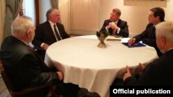 Министр иностранных дел Эдвард Налбандян во время встречи с сопредседателями Минской группы ОБСЕ (архив)