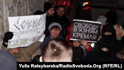 На акції були представники громадських організацій, ветерани бойових дій на Донбасі, батьки загиблих військових, волонтери