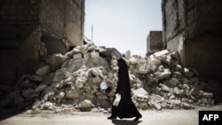 И правительственные войска, и силы сирийской оппозиции применяют оружие, не позволяющее вести прицельный огонь. В результате множатся жертвы среди мирного населения...