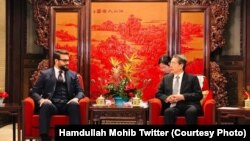 حمدالله محب مشاور امنیت ملی افغانستان (چپ) حین ملاقات با همتای چینی اش در پیکنگ