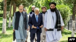 امیرخان متقی سرپرست وزارت خارجۀ طالبان با اسحاق دار معاون صدر اعظم و وزیر خارجۀ پاکستان 