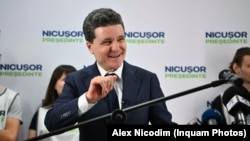 Во второй тур выборов также вышел мэр Бухареста Никушор Дан