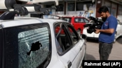 یکی از خبرنگاران افغان هنگام فلمبرداری از رویداد در کابل