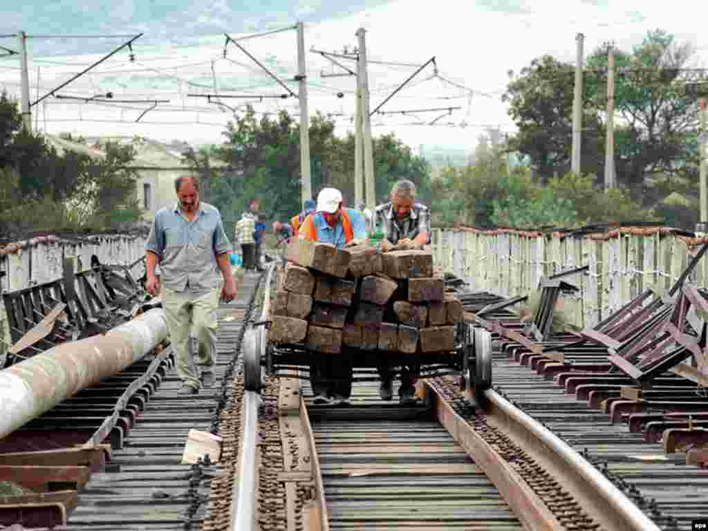 Грузинские железнодорожники начали ремонтировать мост через реку Квари, взорванный вооруженными силами РФ, 20 августа 2008