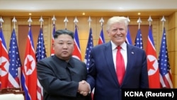 Лідер КНДР Кім Чен Ин (л) і президент США Дональд Трамп