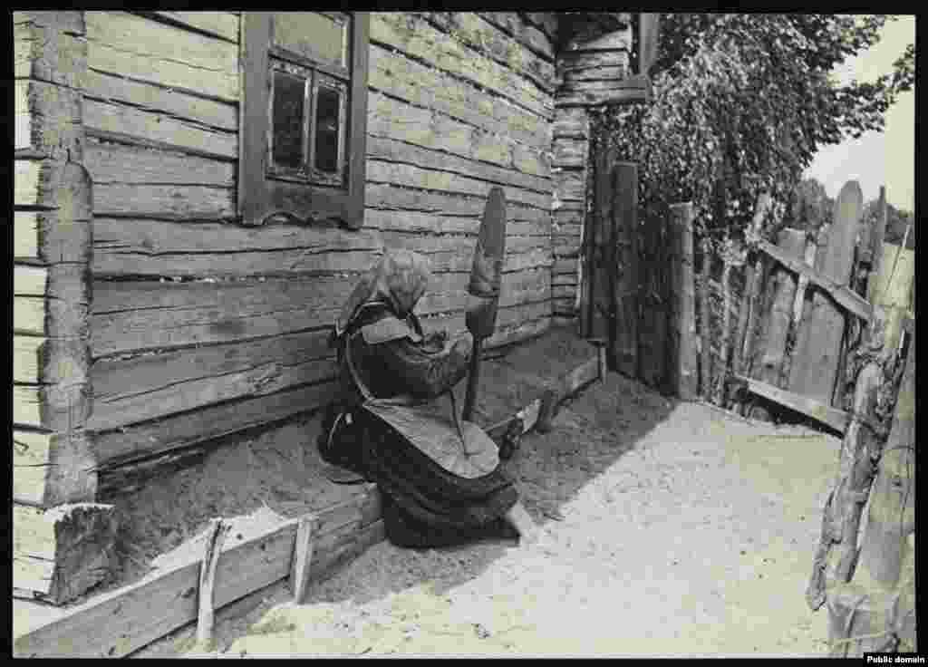 Паляшучка прадзе ніткі