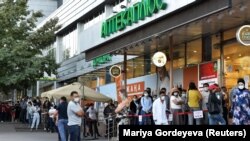 Люди в очереди за лекарствами и медицинскими средствами. Алматы, 29 июня 2020 года.