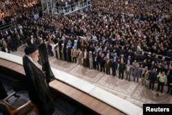 Рахбар Ирана аятолла Али Хаменеи обращается к толпе во время траурных мероприятий по случаю 36-й годовщины смерти лидера Исламской революции 1979 года, великого аятоллы Рухоллы Хомейни. Мавзолей Хомейни на юге Тегерана, 4 июня 2025 года