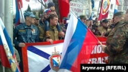 Учасники загонів «самооборони Севастополя» у строю на вулиці Леніна. Севастополь, 23 лютого 2015 року