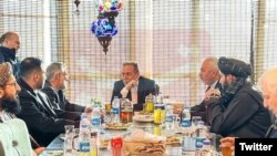 عباس عراقچی دریکی از رستورانت‌های کابل