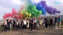 «На улице к тебе могут подойти и ударить». ЛГБТ в Грузии борются за свои права