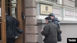 Русские латвийцы у посольства России в Риге. Латвия, 14 марта 2004 года.