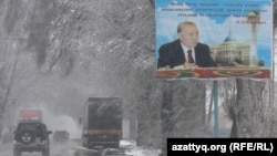 Қазақстан президенті Нұрсұлтан Назарбаевтың суретті жарнамасы. Алматы, 3 сәуір 2011 жыл.