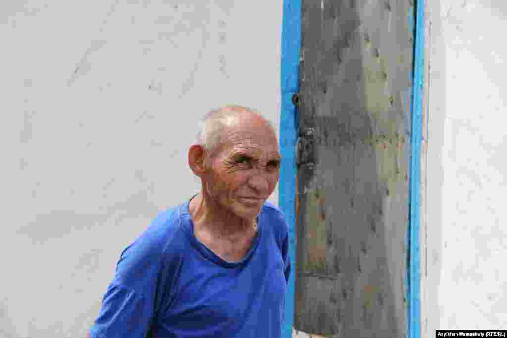 Канатбек Тезекбаев объясняет исход молодежи просто: в селе нет работы.