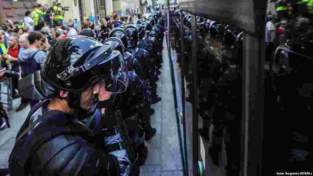 Но городская избирательная комиссия отказывается выполнять это требования и называет протесты &quot;шантажом&quot;.